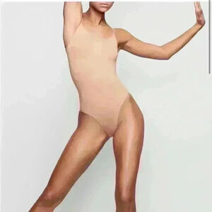 SKIMS Adjustable Straps Seamless Sculpt Compression Thong Bodysuit Set Size S-M